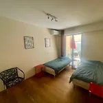 Jolie 3 pièces avec terrasse au vieux port, à 2 pas des plages et du palais.