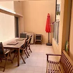 Jolie 3 pièces avec terrasse au vieux port, à 2 pas des plages et du palais.