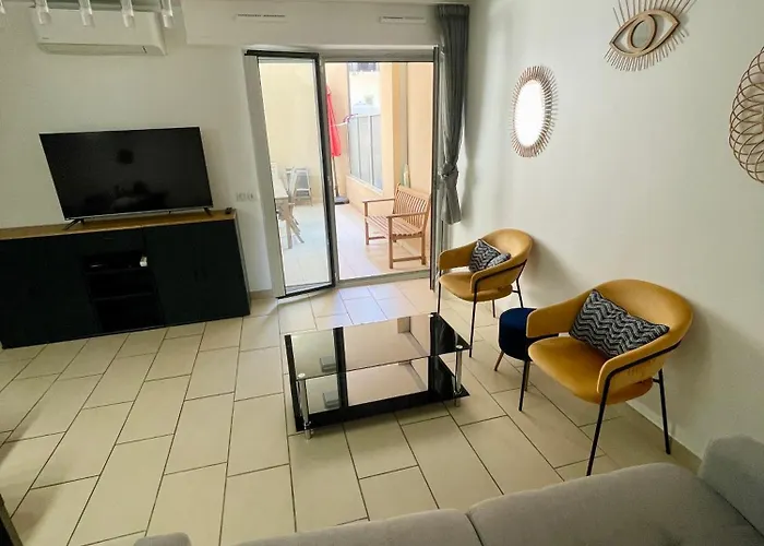 Jolie 3 pièces avec terrasse au vieux port, à 2 pas des plages et du palais.