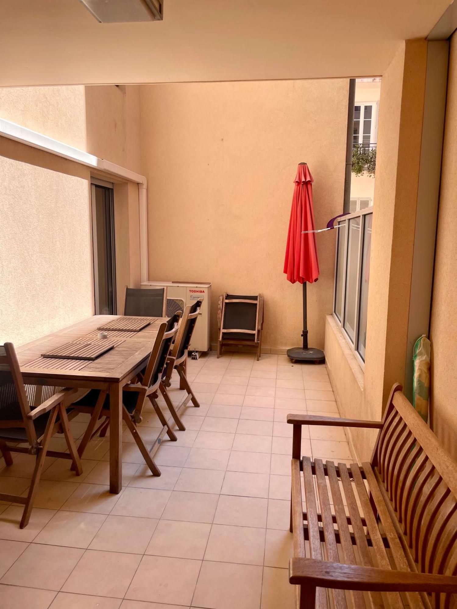 Jolie 3 Pièces Avec Terrasse Au Vieux Port, à 2 Pas Des Plages Et Du Palais. * Cannes